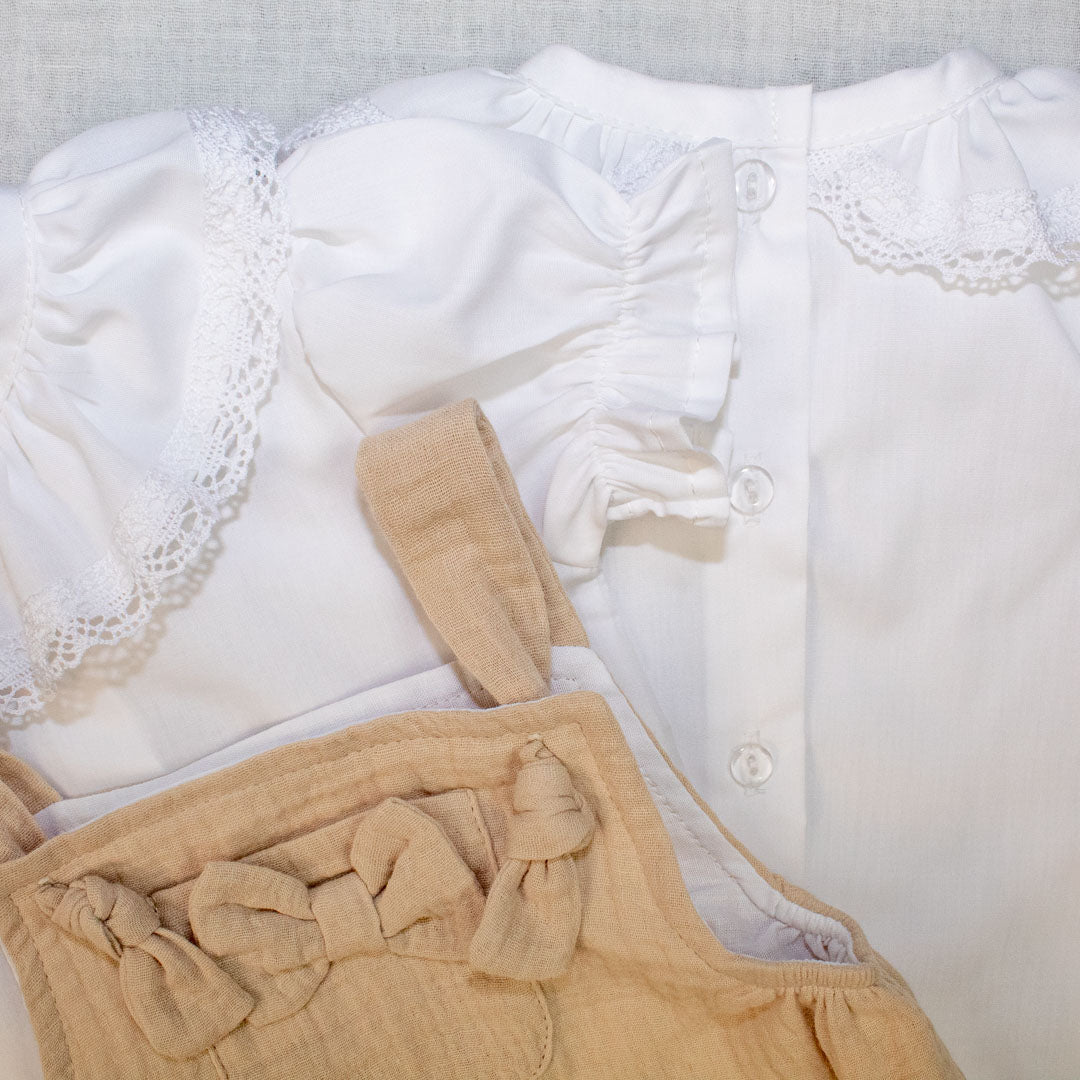 Salopette in mussola di cotone e camicetta ricamata