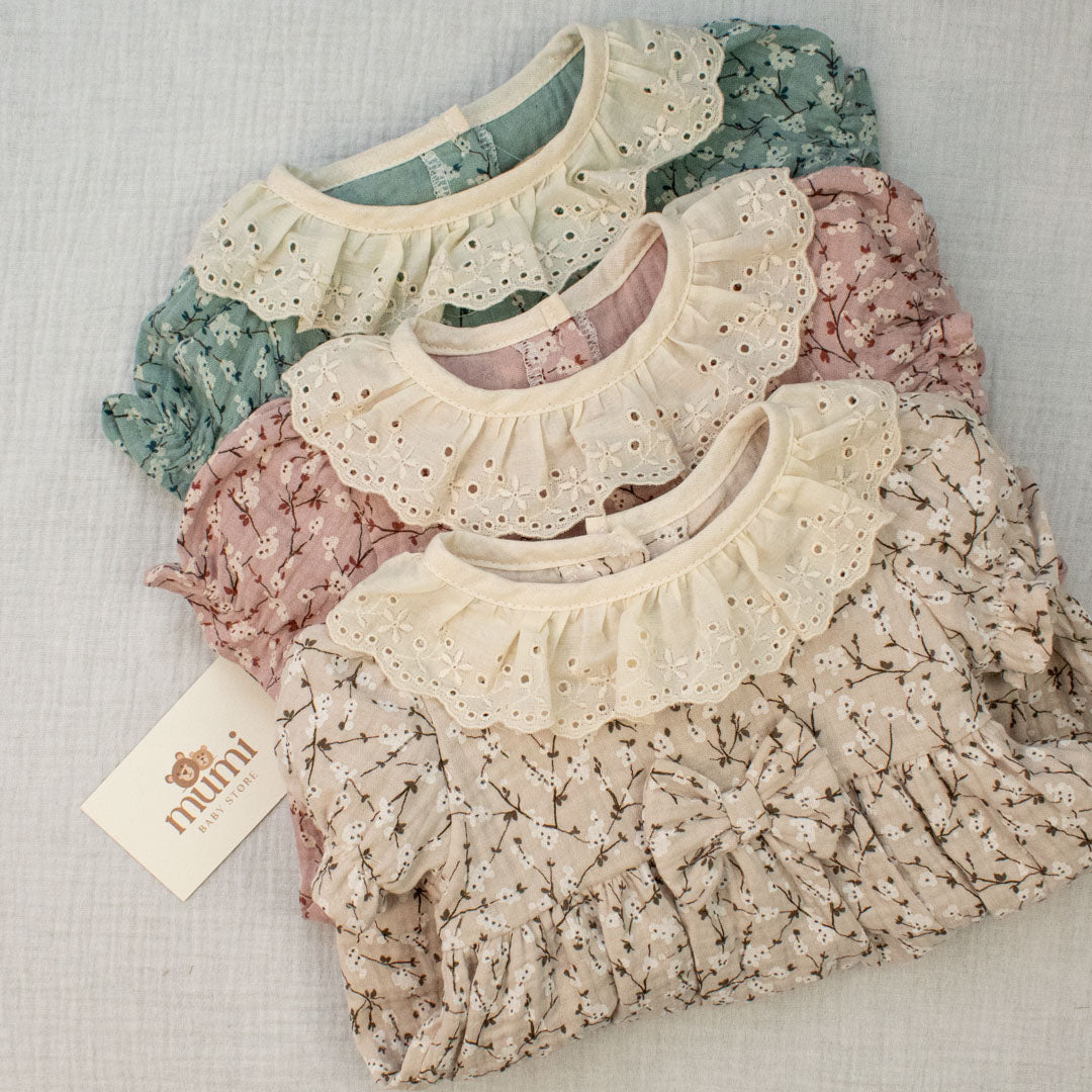 Pagliaccetto in mussola con colletto ricamato