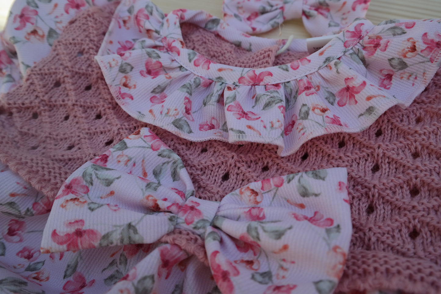 Pagliaccetto Floreale in Cotone con Fiocco e Fermaglietto Coordinato